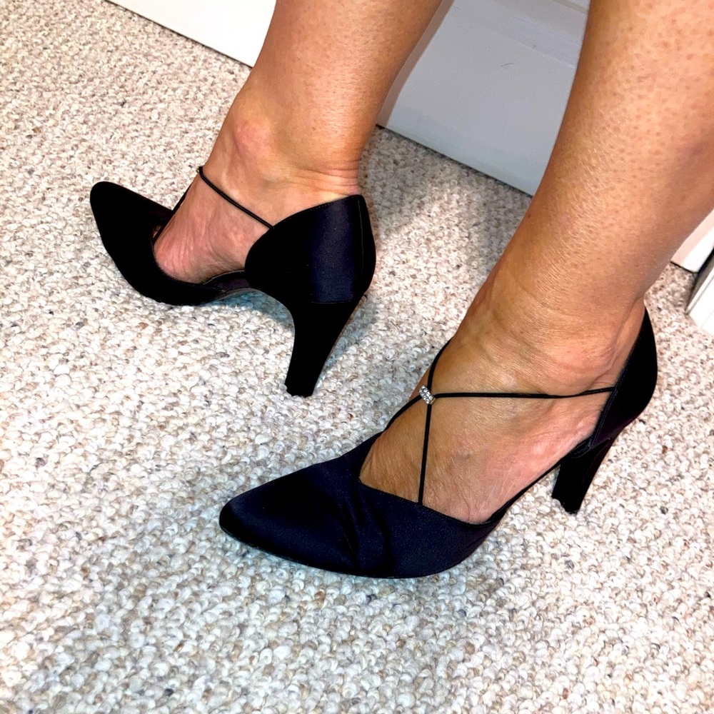 Black close-toe heel SIZE 8